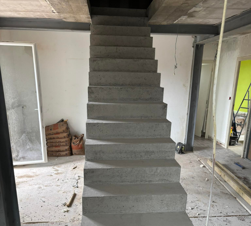 Création d’un escalier en béton avec pose d’un fer HEB réalisée par BF Maçonnerie