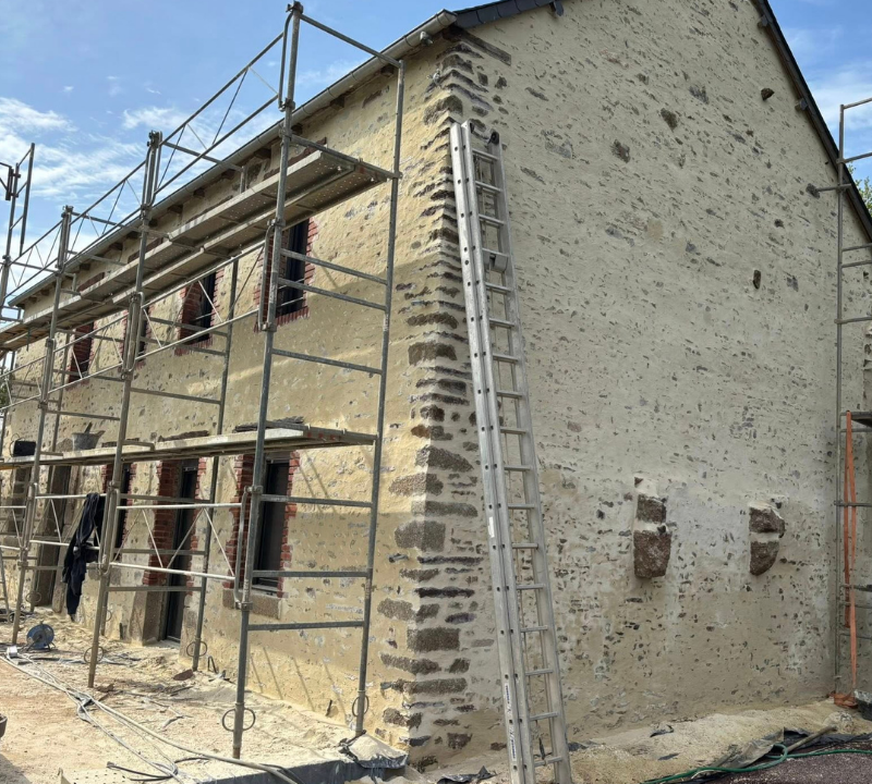 Ravalement de façade réalisé sur une maison en pierre à Rennes par BF Maçonnerie