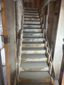 Coulage d’un escalier en béton réalisé par BF Maçonnerie lors d’une rénovation à Rennes