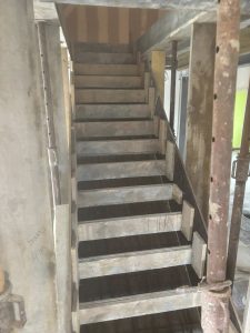 Coffrage des marches d’un escalier béton réalisé par BF Maçonnerie à Rennes