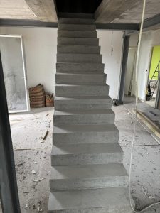 Escalier béton terminé réalisé par BF Maçonnerie lors d’une rénovation à Rennes