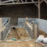 Coffrage et ferraillage de la fosse de traite dans un bâtiment agricole à Fougères, construction d'une salle de traite par BF Maçonnerie