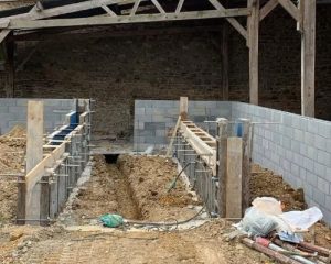 Coffrage et ferraillage de la fosse de traite dans un bâtiment agricole à Fougères, construction d'une salle de traite par BF Maçonnerie