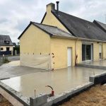 Dalle béton extérieure coulée le long d'une maison à Saint-Aubin-d'Aubigné, sur soubassement en parpaings, réalisée par BF Maçonnerie