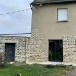 Maison en pierre à Liffré avec enduit à la chaux traditionnel en façade et pierres apparentes rejointoyées autour des ouvertures, réalisé par BF Maçonnerie