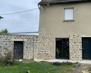 Maison en pierre à Liffré avec enduit à la chaux traditionnel en façade et pierres apparentes rejointoyées autour des ouvertures, réalisé par BF Maçonnerie