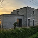 Extension de maison en parpaings sur deux niveaux accolée à une maison en pierre à Saint-Aubin-du-Cormier, réalisée par BF Maçonnerie