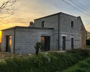 Extension de maison en parpaings sur deux niveaux accolée à une maison en pierre à Saint-Aubin-du-Cormier, réalisée par BF Maçonnerie