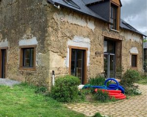 Maison en pierre à Saint-Aubin-du-Cormier avant les travaux d'extension et de création d'ouvertures par BF Maçonnerie