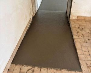 Surfaçage d'une dalle béton intérieure dans un couloir à Saint-Aubin-d'Aubigné, réalisé par BF Maçonnerie